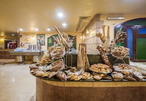 4 ristoranti; aperti a colazione, a pranzo e a cena