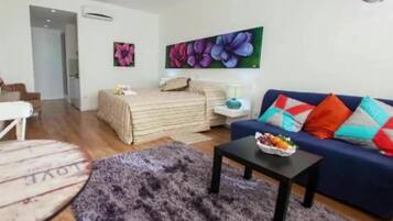 Caja de seguridad en la habitación y sistema de insonorización