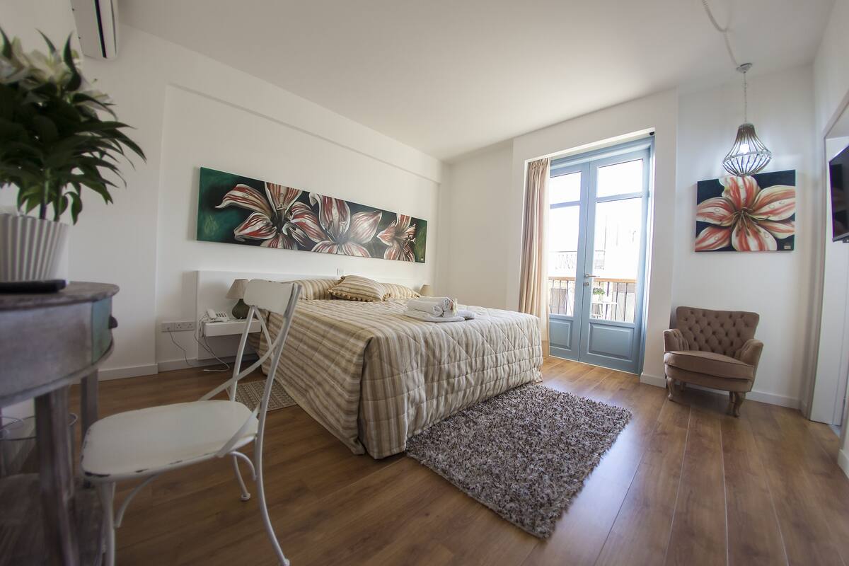 Luxury Studio, Balcony | In-room safe, soundproofing, iron/ironing board, WiFi (free)