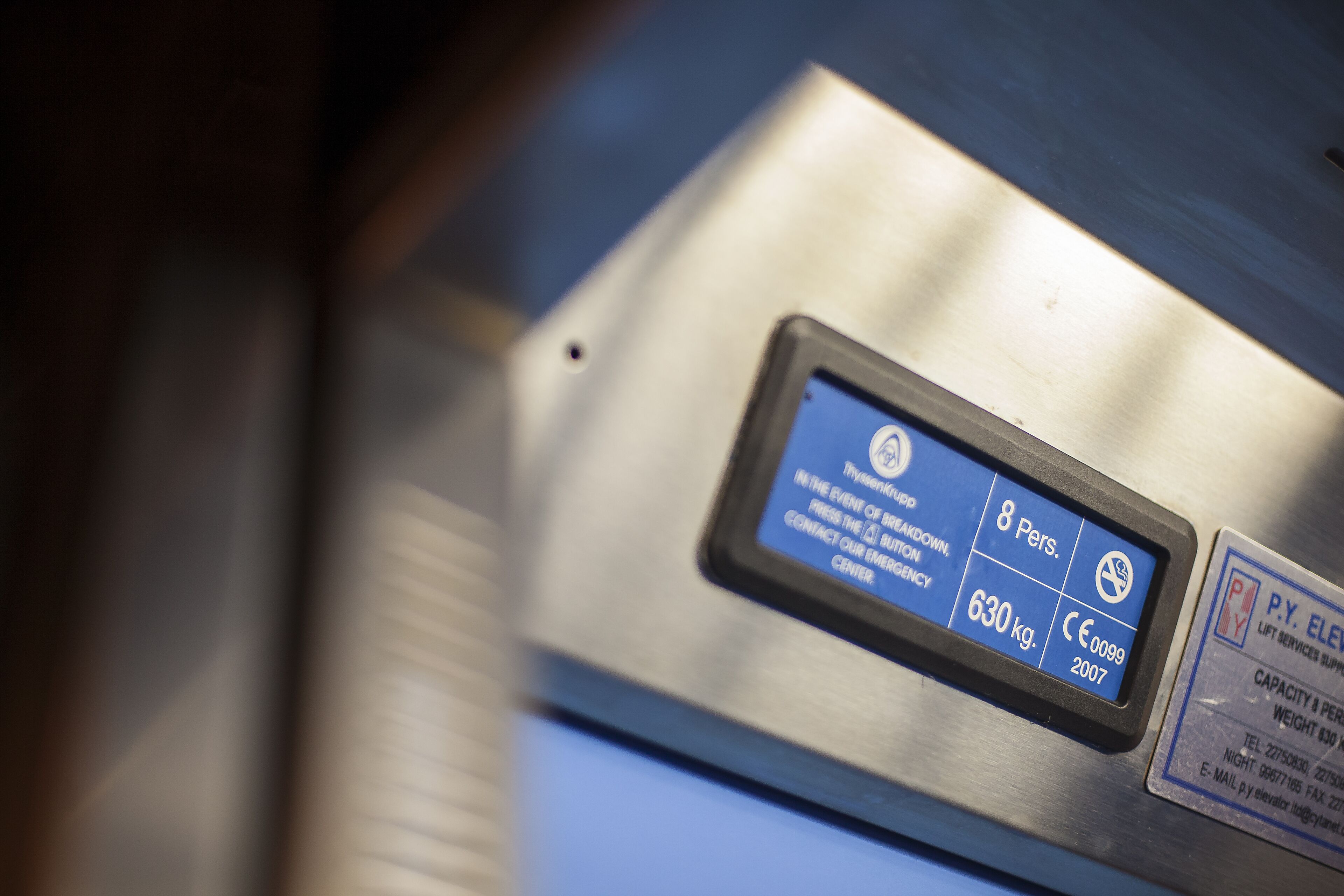 A control panel with a digital display indicating a capacity of 8 persons and a maximum weight limit of 630 kg.