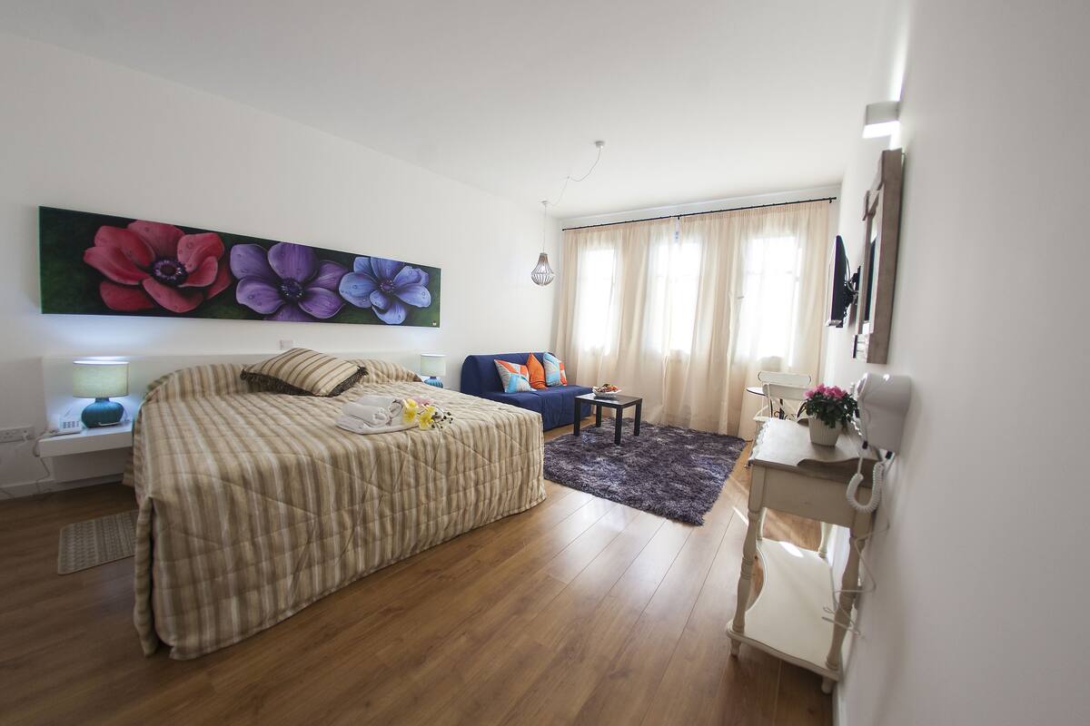 Luxury Studio, City View | In-room safe, soundproofing, iron/ironing board, WiFi (free)