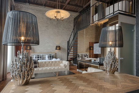 The Presidential Suite | 客厅 | 42-英寸LED 电视 (配备卫星频道)、电视