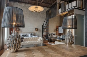 The Presidential Suite | Sala de estar | Televisión LED de 42 pulgadas con canales por satélite, una televisión