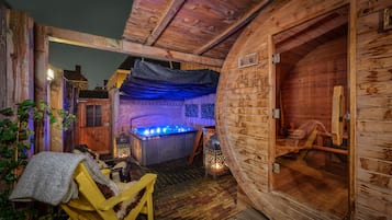 Sauna, hot tub
