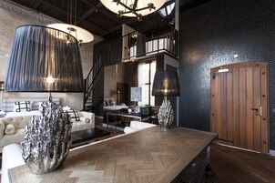 The Presidential Suite | Sala de estar | Televisión LED de 42 pulgadas con canales por satélite, una televisión