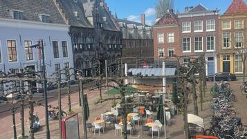 The Dam Apartments with Terrace | 1 slaapkamer, luxe beddengoed, een kluis op de kamer