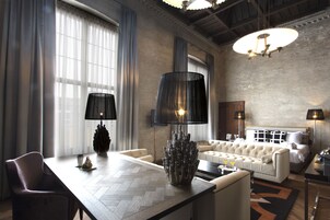 The Presidential Suite | Zona de estar | Televisión LED de 42 pulgadas con canales por satélite, una televisión