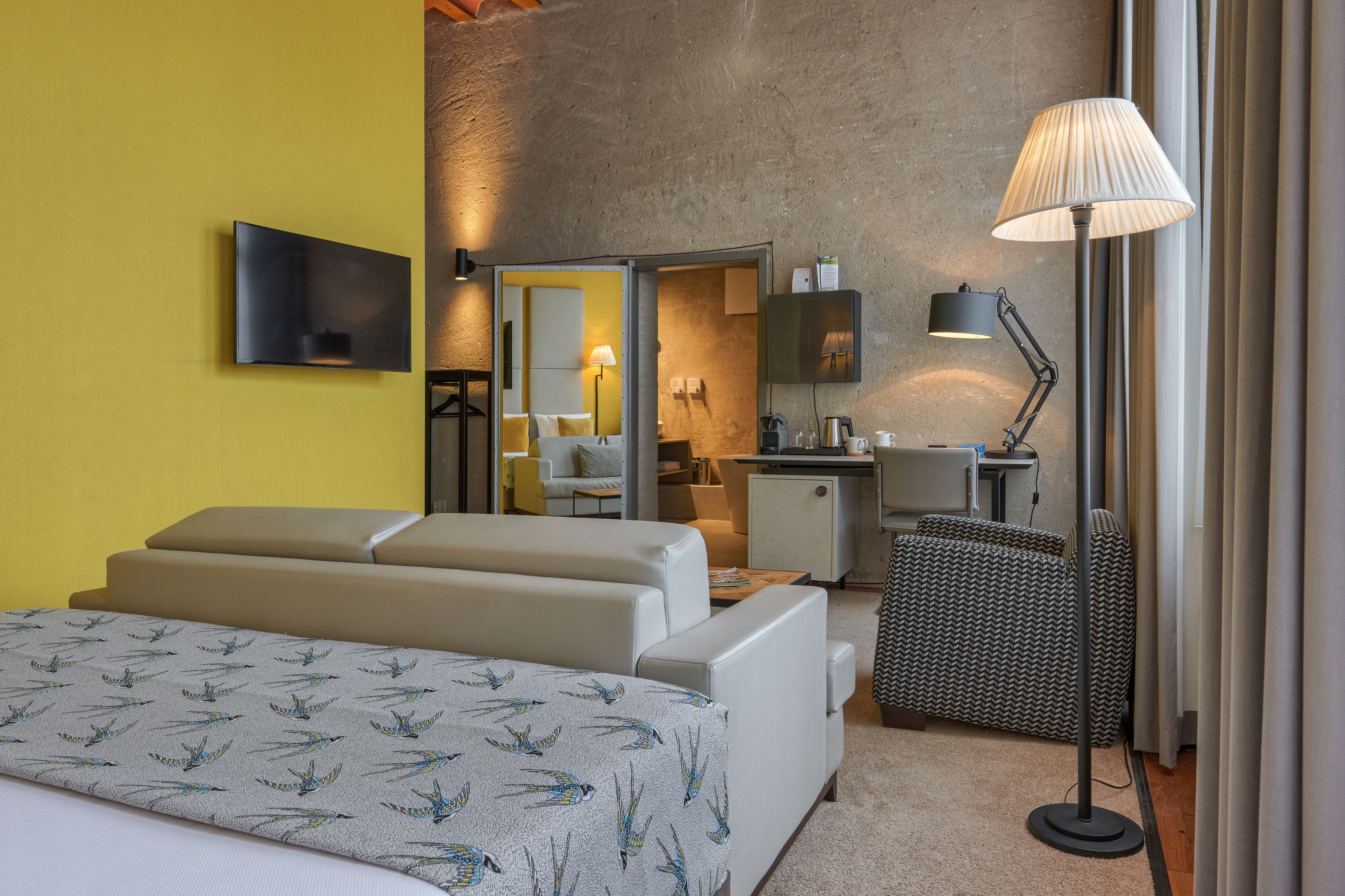 Grand DeLuxe Room | Woonruimte | Een 42-inch ledtelevisie met satellietzenders en een televisie
