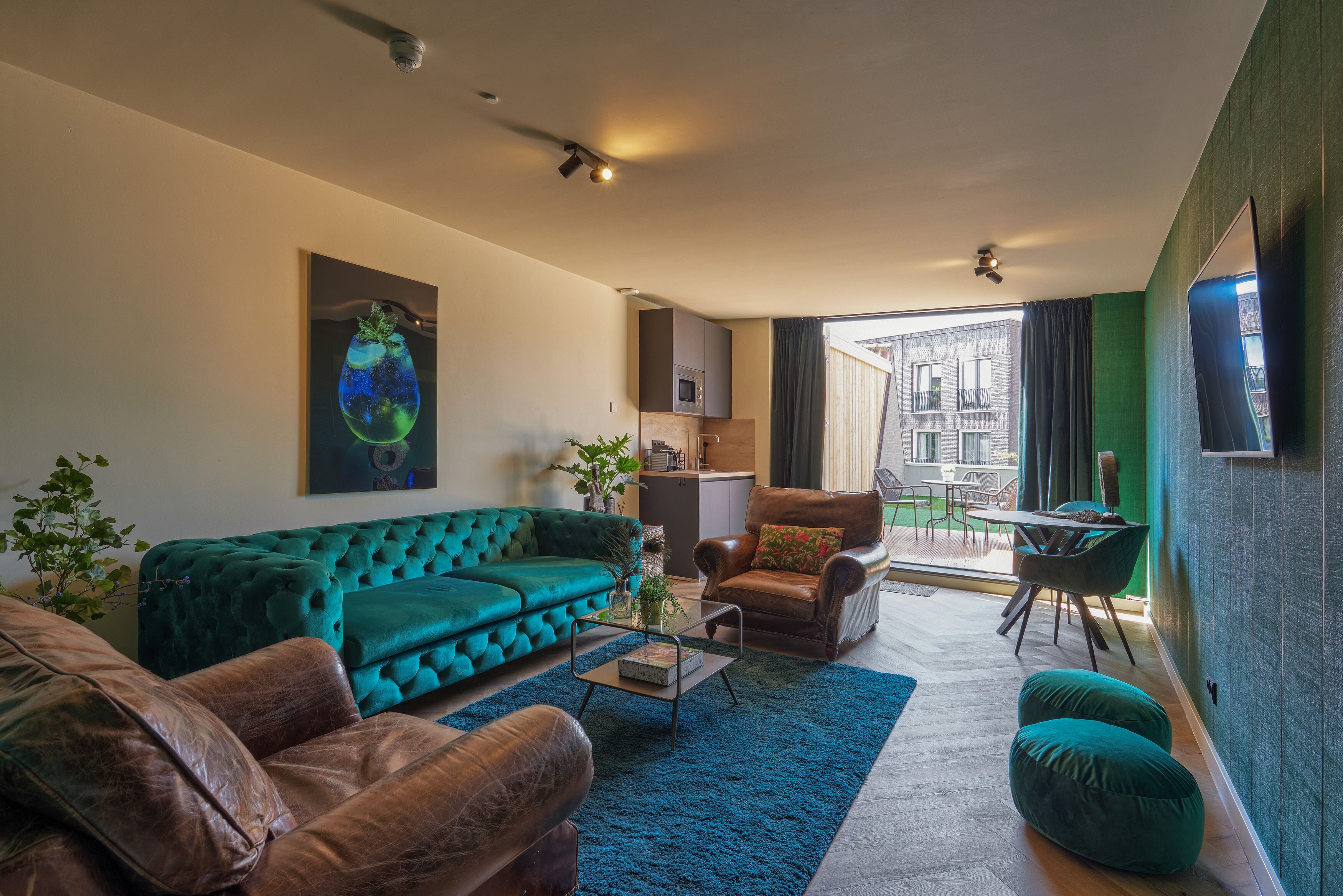 Luxury Apartment Mint, 1 Bedroom, Terrace, City View | Zona de estar | Televisión LED de 42 pulgadas con canales por satélite, una televisión