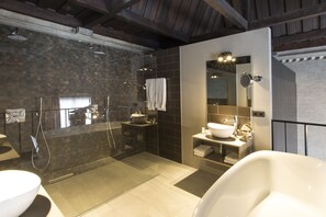 The Presidential Suite | Baño | Artículos de higiene personal gratuitos, secador de pelo y toallas