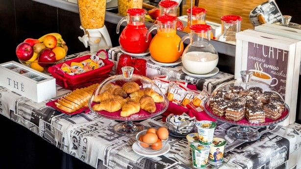 Un bufé de desayuno con diversos alimentos y bebidas.