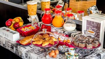 Petit déjeuner continental (8 EUR par personne)