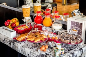 Daily continental breakfast (EUR 8 per person) - Radio Hotel (Rome)