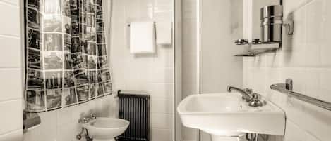 Un baño con inodoro, lavabo, ducha y bidé.