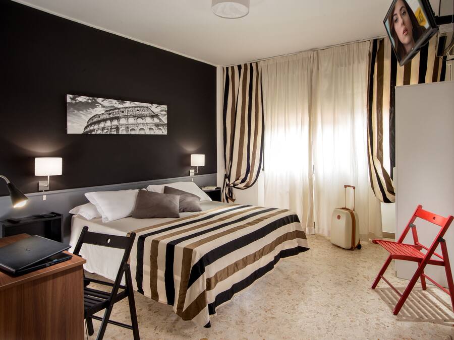 Desk, soundproofing, free WiFi, bed sheets
