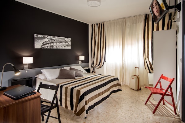 Desk, soundproofing, free WiFi, bed sheets - Radio Hotel (Rome)