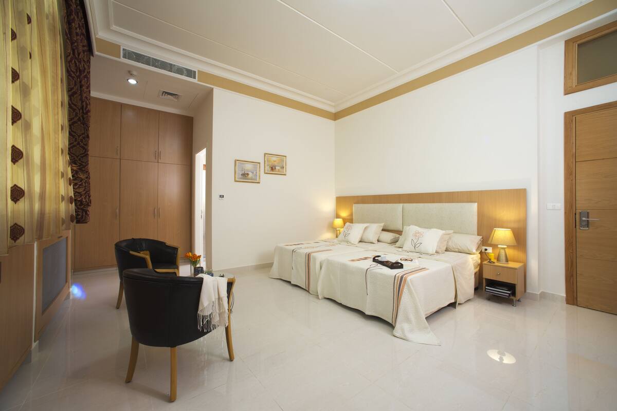 Phòng 2 giường đơn Deluxe | Bộ trải giường bằng vải Frette của Ý, bộ đồ giường cao cấp, minibar 