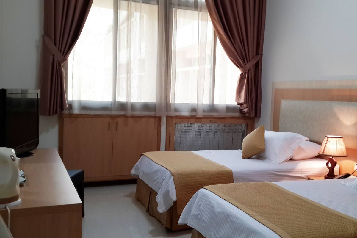 Phòng 2 giường đơn Tiêu chuẩn | Bộ trải giường bằng vải Frette của Ý, bộ đồ giường cao cấp, minibar 