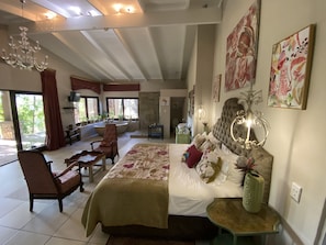 Suite (Bella Rose) | Ropa de cama de alta calidad, minibar, caja fuerte