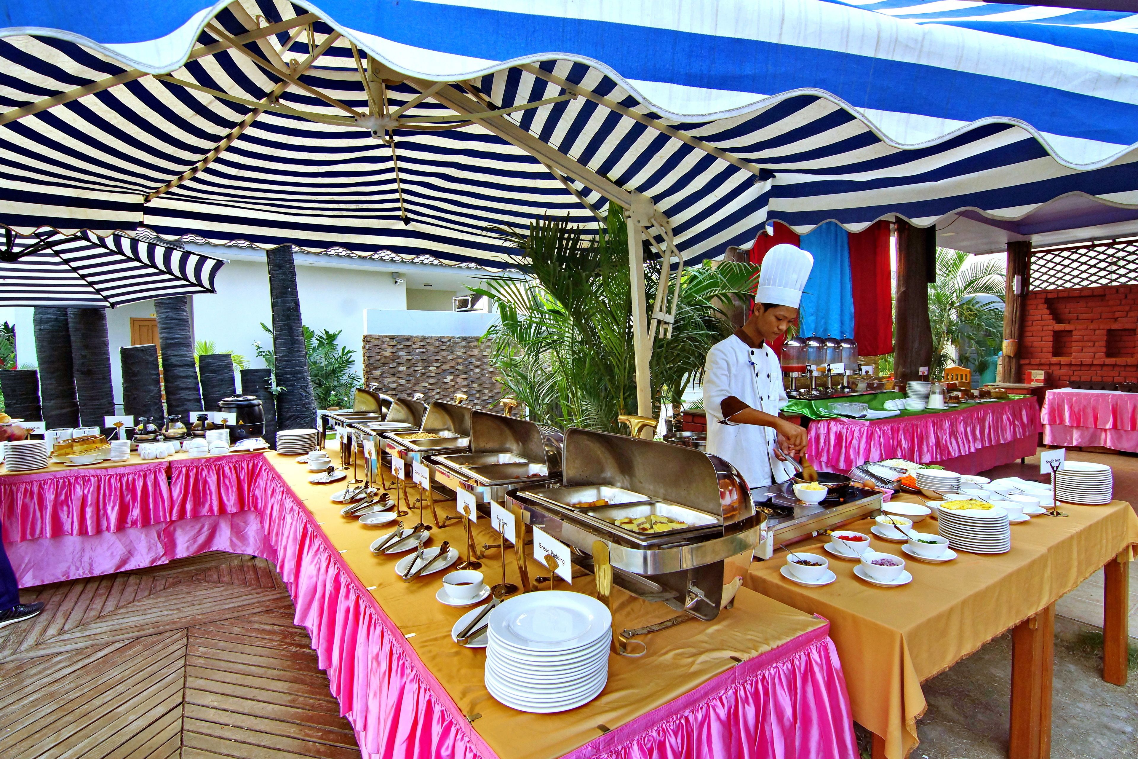 2 restaurants, breakfast, lunch, dinner served; international cuisine