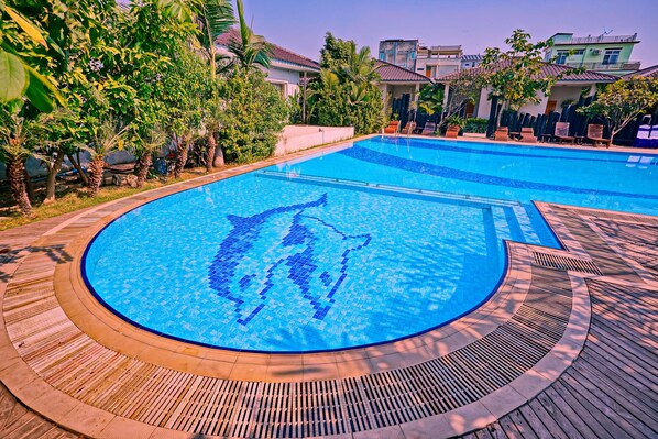 Seasonal outdoor pool, free cabanas, pool umbrellas - Triumph Hotel (Mandalay)