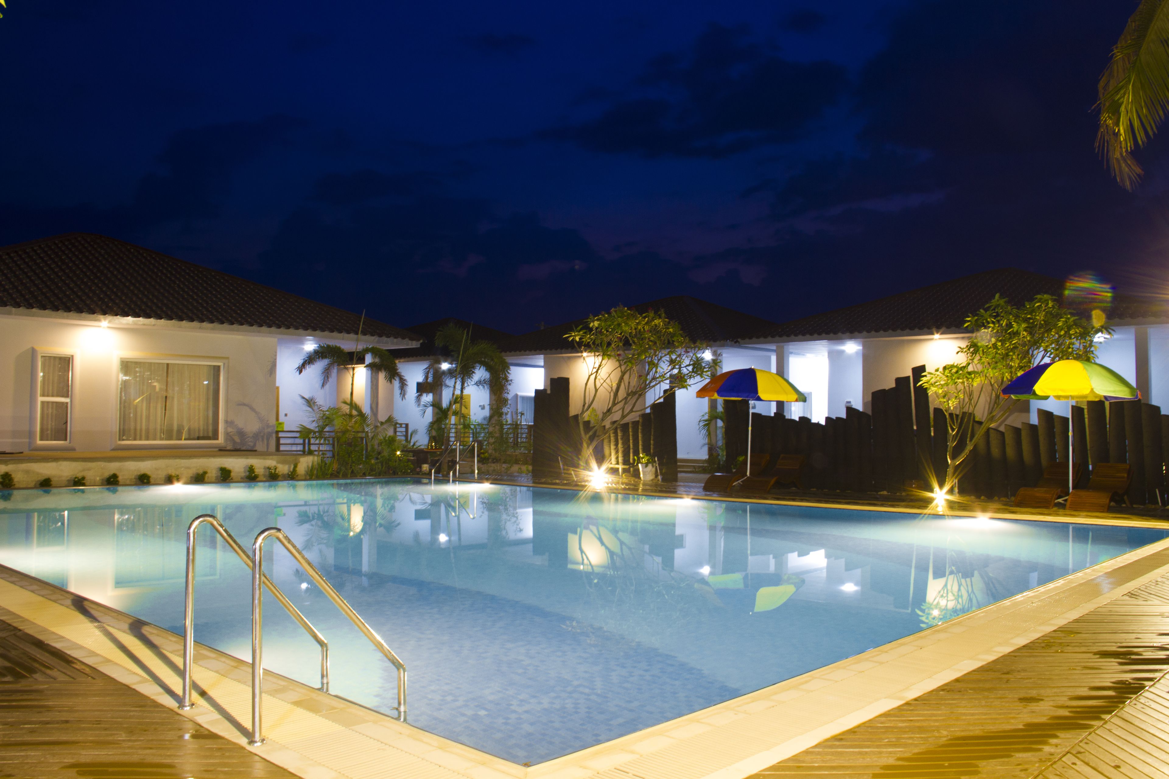 Seasonal outdoor pool, free cabanas, pool umbrellas