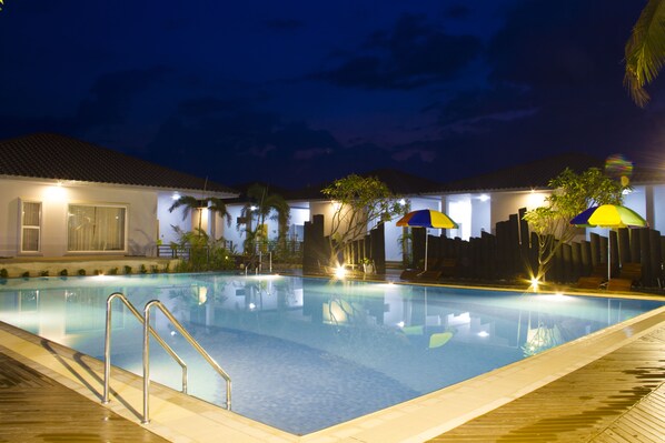 Seasonal outdoor pool, free cabanas, pool umbrellas