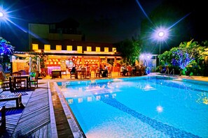 Seasonal outdoor pool, free cabanas, pool umbrellas - Triumph Hotel (Mandalay)