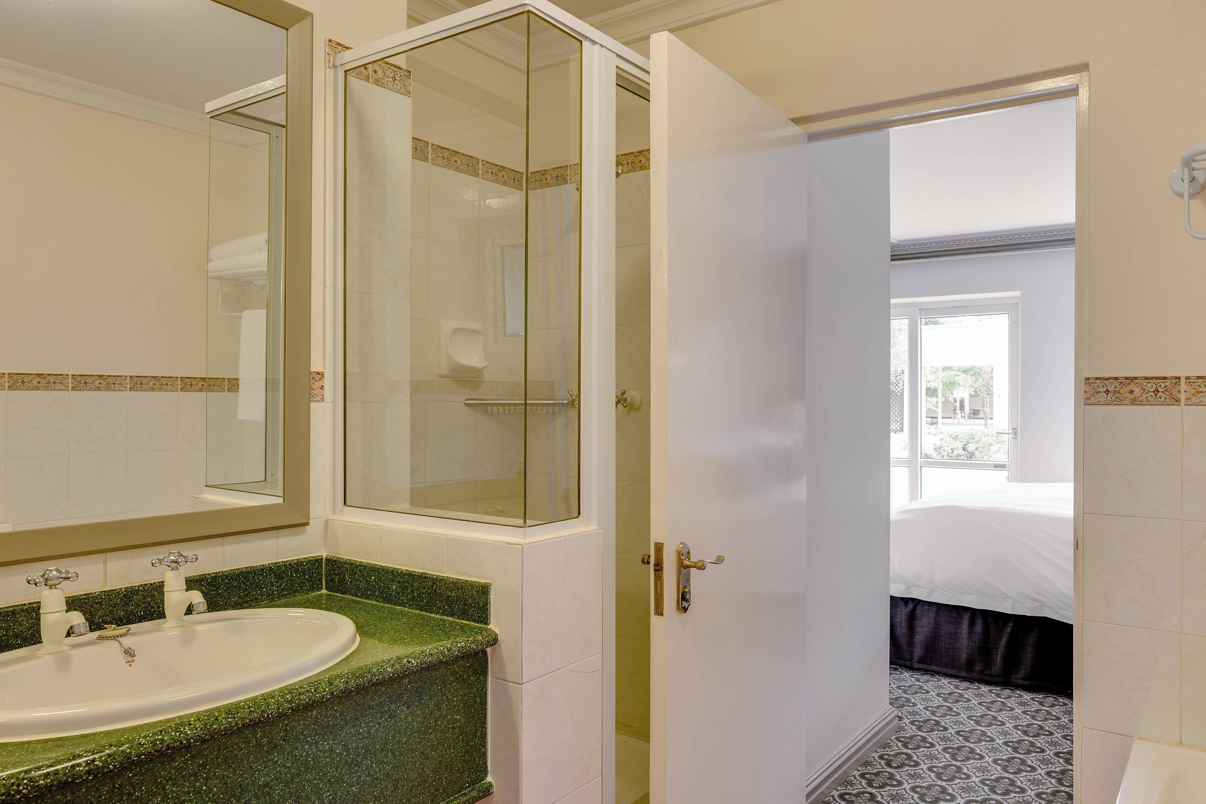 executive suite, 1 bedroom, non smoking | bathroom | separate bathtub and shower, free toiletries, hair dryer, towels