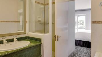 行政套房, 1 間臥室, 非吸煙房 | 浴室 | 獨立浴缸和淋浴設備、免費盥洗用品、吹風機、毛巾