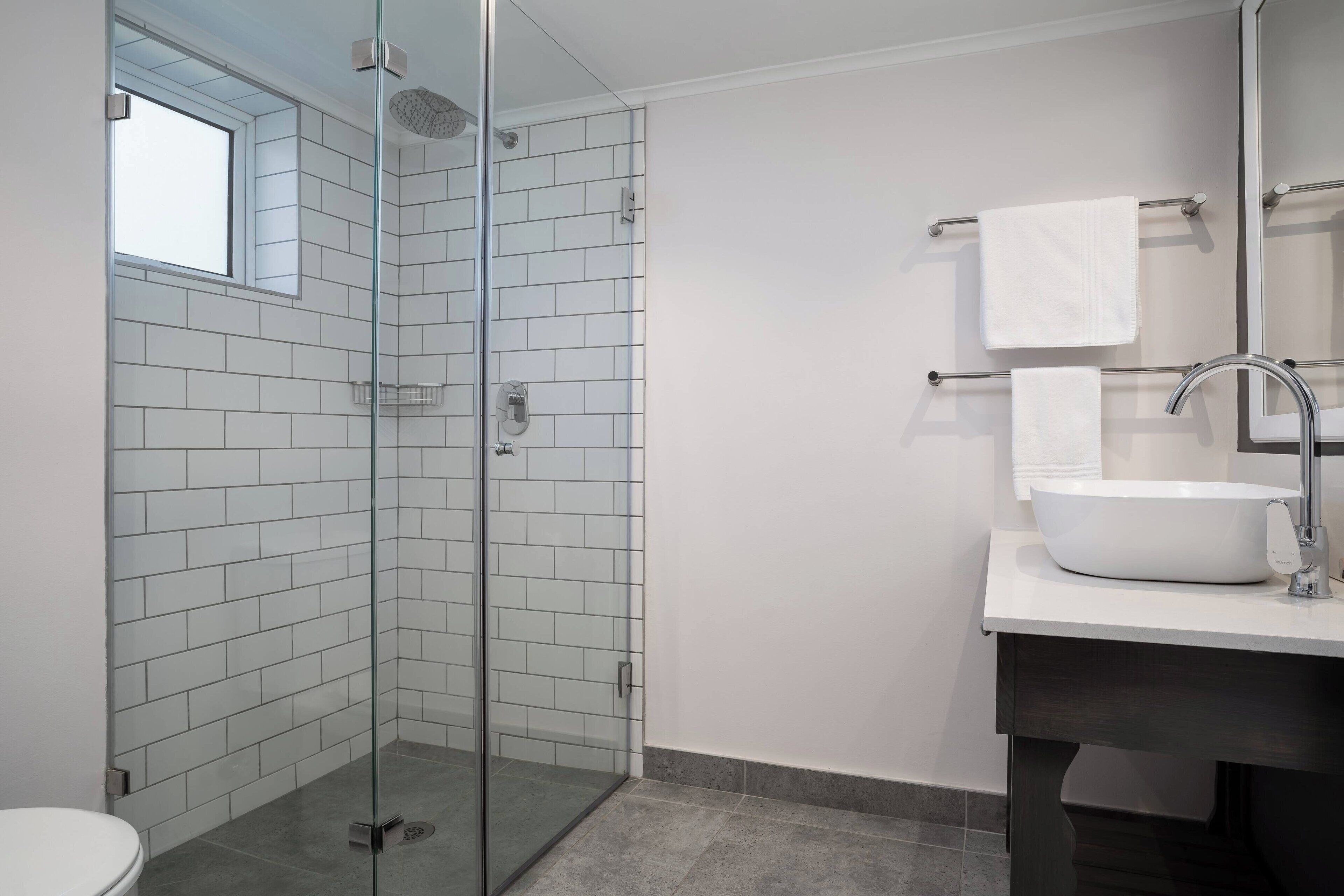 executive suite, 2 bedrooms | bathroom | separate bathtub and shower, free toiletries, hair dryer, towels