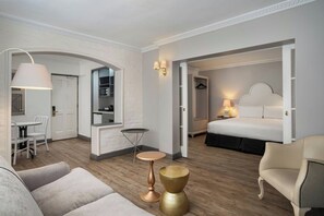 ห้องเอ็กเซกคิวทีฟสวีท, 1 ห้องนอน | 1 ห้องนอน, ตู้นิรภัยในห้องพัก, โต๊ะทำงาน, เตารีด/โต๊ะรีดผ้า