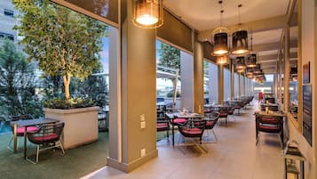 Petit déjeuner et déjeuner servis sur place, spécialités Cuisine fusion
