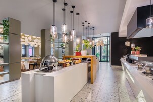Petit déjeuner, déjeuner et dîner servis sur place