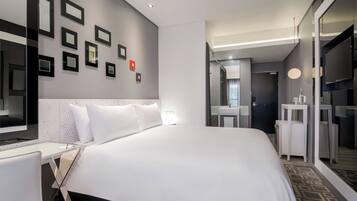 Zimmer, 1 King-Bett | Minibar, Zimmersafe, individuell dekoriert, individuell eingerichtet