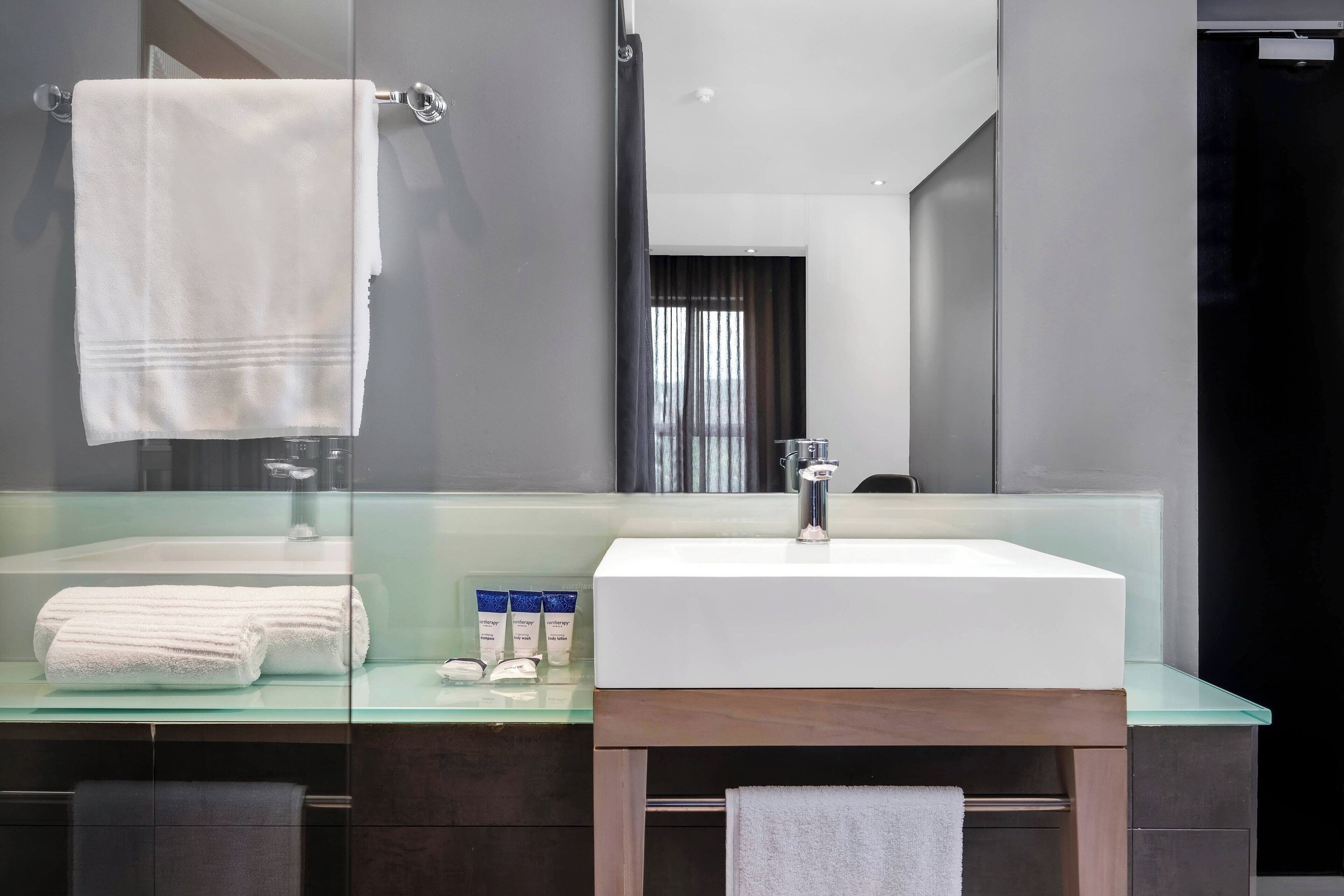 executive suite, 1 bedroom | bathroom | free toiletries, hair dryer, towels, soap