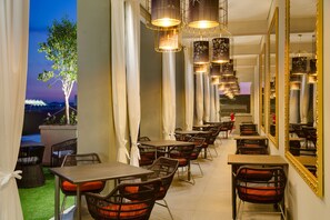 Serveert ontbijt, lunch, diner, fusion-gerechten