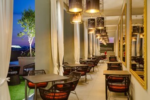 Breakfast, lunch, dinner served; Fusion cuisine 