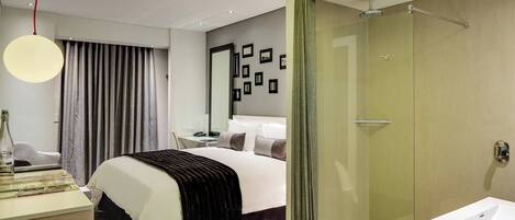 Minibar, in-room safe, individually decorated, individually furnished