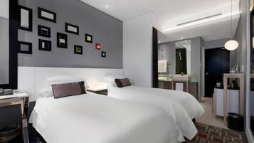 Habitación, 2 camas individuales | Minibar, caja de seguridad en la habitación y decoración personalizada