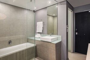 Habitación, 1 cama King size | Baño | Amenidades de baño gratuitas, secadora de cabello, toallas, jabón 
