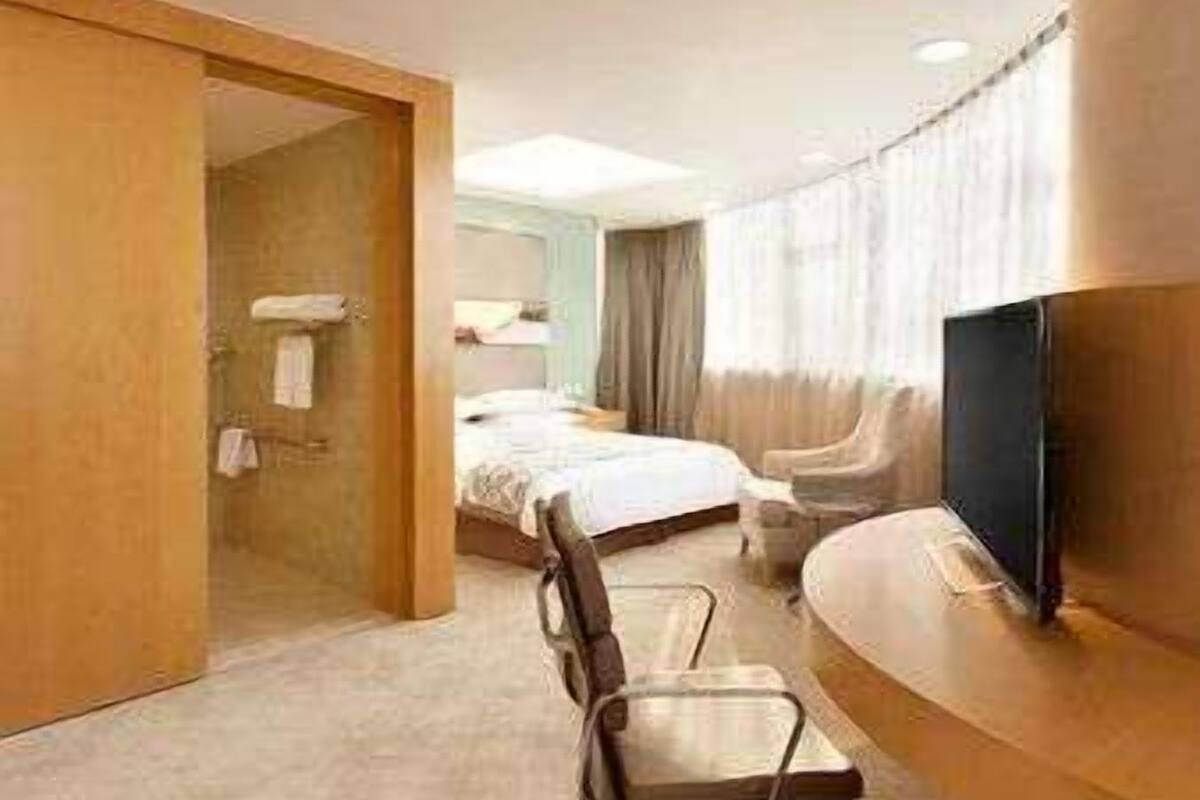 Minibar, caja de seguridad en la habitación y escritorio