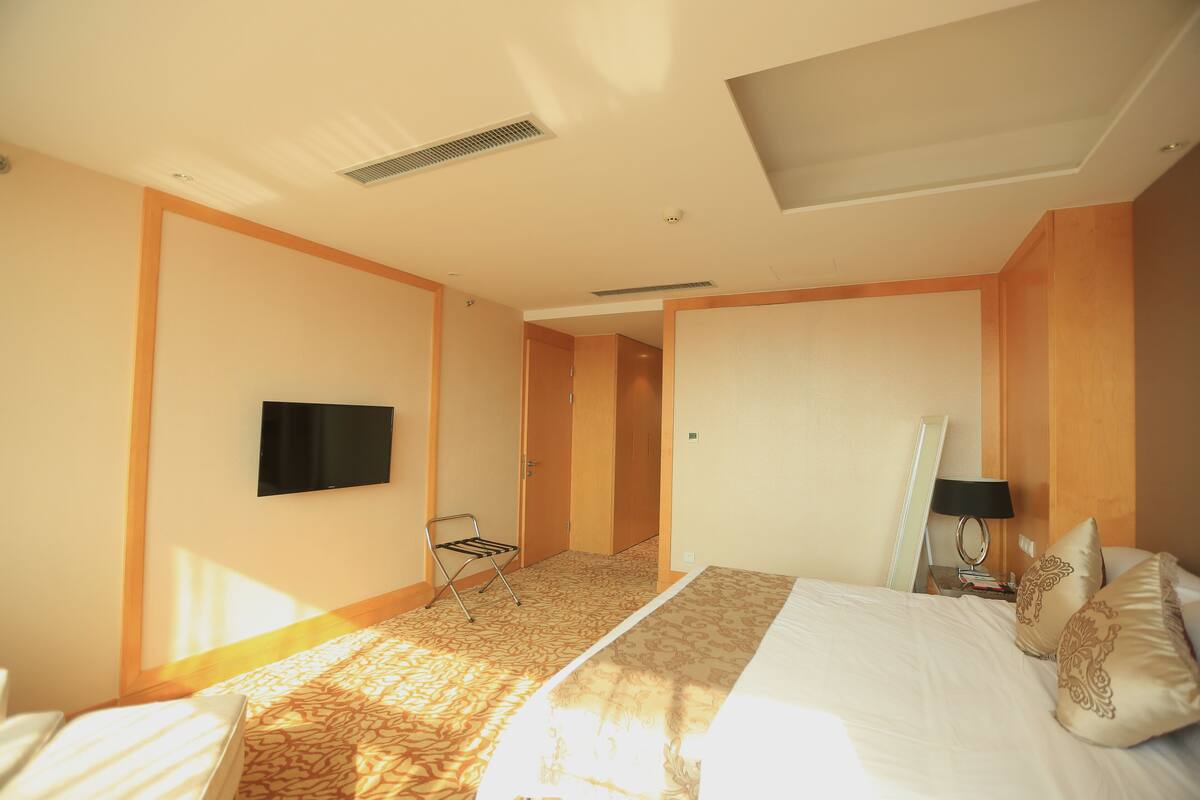 Minibar, caja de seguridad en la habitación y escritorio