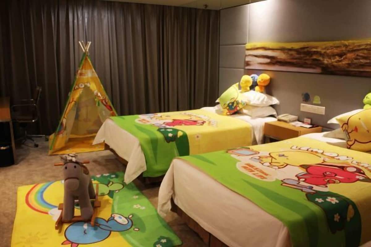 Minibar, coffres-forts dans les chambres, bureau, rideaux occultants