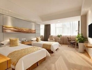 Minibar, caja de seguridad en la habitación y escritorio 