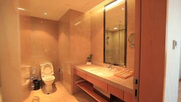 Combined shower/bathtub, free toiletries, hair dryer, towels