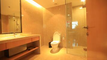 Duschwanne, kostenlose Toilettenartikel, Haartrockner, Handtücher