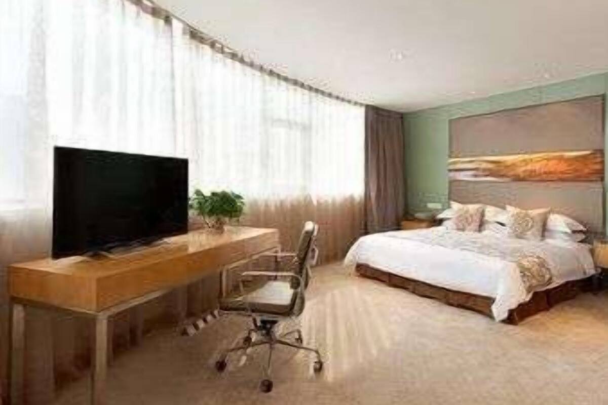 Minibar, caja de seguridad en la habitación y escritorio