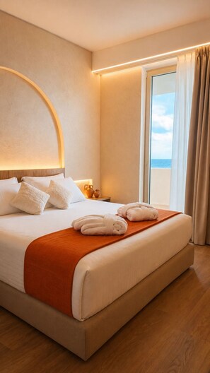 Quarto casal clássico, vista parcial para o mar | Roupas de cama premium, frigobar, cofres nos quartos, escrivaninha