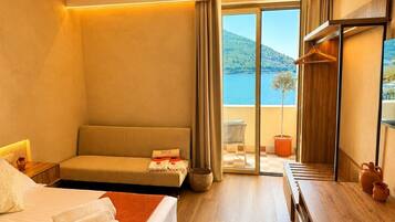 Chambre Triple Confort, vue partielle sur la mer | Literie de qualité supérieure, minibar, coffres-forts dans les chambres